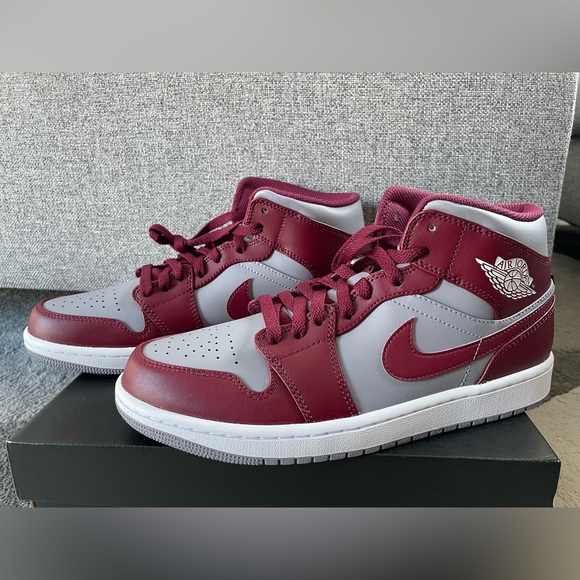 Men’s Nike Jordan 1 Mid Cherrywood Red Size 9US - Picture 2 of 8